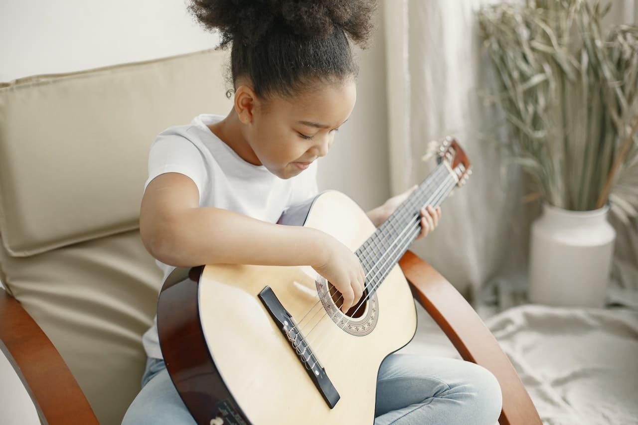 Meilleure guitare enfant : Notre guide complet par taille et par âge 