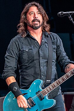 Dave-Grohl-2019 Dave Grohl sur scène à la guitare, dans un concert des Foo Fighters à Dublin en 2019
