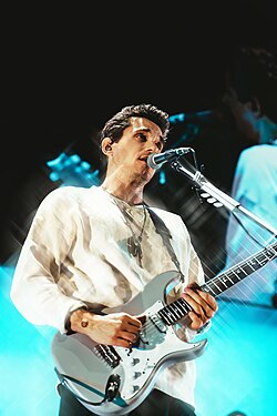 John Mayer performing live in 2019 by Christian Sarkine Le guitariste et producteur John Mayer sur scène live en 2019 par Christian Sarkine